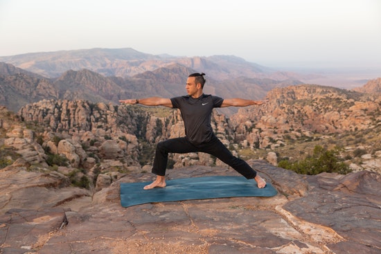 Person macht Yoga im Freien Person macht Yoga im Freien